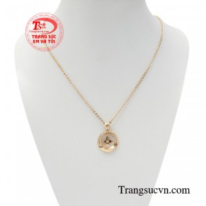 Bộ dây chuyền vàng hồng sang trọng được kết hợp hoàn hảo từ hai sản phẩm mặt dây chuyền vàng hồng sang trọng cùng dây chuyền vàng hồng o kết 18k.