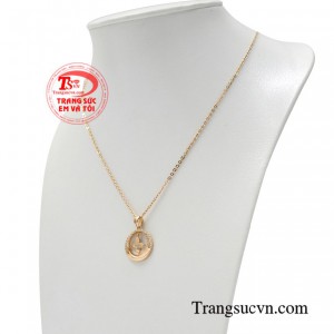 Bất kỳ cô gái nào khoác lên mình những bộ cánh lộng lẫy cho các dịp đặc biệt đều không bao giờ thiếu đi món trang sức sang trọng. 