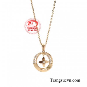 Bộ dây chuyền là sự lựa chọn mà phái nữ cực kỳ yêu thích để diện lên vào những dịp như lễ hội, tiệc tùng.