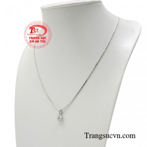 Khi diện trên mình bộ trang sức này bạn dường như được phủ lên một lớp ánh sáng lấp lánh đầy mê hoặc.