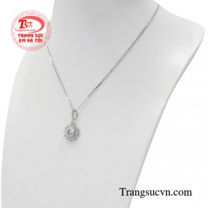 Sản phẩm được chế tác từ vàng 18k sáng bóng chất lượng cao