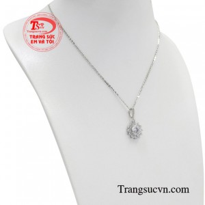 Bộ dây chuyền vàng trắng thuần khiết được thiết kế hài hòa trang nhã