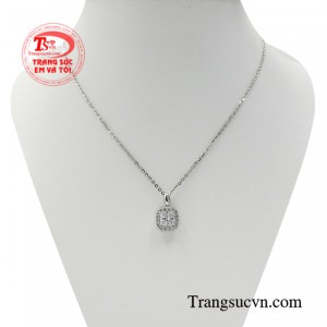 Bộ dây chuyền vàng trắng yêu kiều phù hợp với mọi phong cách từ nhẹ nhàng trong trẻo cho đến quyến rũ và gợi cảm