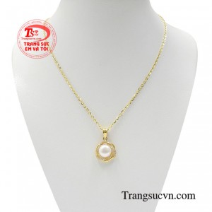 Bộ dây ngọc trai ban mai chế tác vàng 10k có độ bền cao.