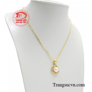 Hạt ngọc trai tự nhiên có màu sắc tươi sáng, sắc thái xà cừ óng ánh tạo cảm giác sang trọng cho người sử dụng.