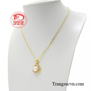 Trên thị trường các món trang sức khác đang dần trở nên phai mờ và biến mất, thì ngọc trai vẫn tồn tại cùng thời gian với độ bền bỉ cao.