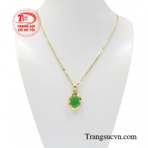 Bộ mặt dây cẩm thạch tinh tế được ví như món quà tuyệt diệu mà các chàng trai dành tặng cho người phụ nữ của mình.