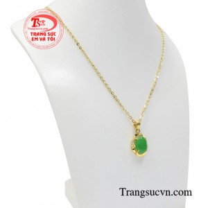 Một bộ trang phục đẹp không thể thiếu một món trang sức xứng tầm và một cô gái đẹp sẽ thật thu hút khi đeo những món trang sức lấp lánh phù hợp phong cách của mình.