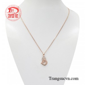 Bộ mặt dây chữ vàng hồng là món quà đặc biệt dành tặng những cô nàng yêu thích vẻ đẹp dịu dàng, nữ tính.
