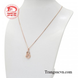 Đây có lẽ chính là một mảnh ghép hoàn hảo cho bộ trang phục hàng ngày của quý cô hiện đại, thanh lịch yêu thời trang.