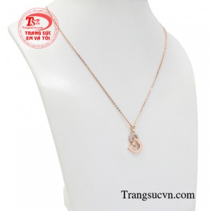 Bộ dây chuyền là sự kết nối hòa hợp giữa mặt dây chữ D bắt sáng, nổi bật cùng với dây chuyền vàng hồng thanh tú.