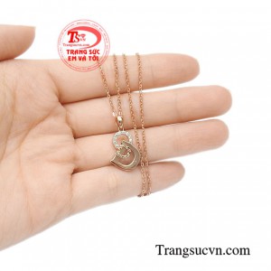 Bộ mặt dây chữ vàng hồng tinh tế.