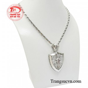 Từng đường nét của sản phẩm mang đến vẻ năng động pha trộn nét mạnh mẽ quyết đoán của một người đàn ông bản lĩnh, trưởng thành.