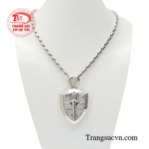 Bộ mặt dây khiên vàng trắng là sự kết hợp giữa mặt dây nam mạnh mẽ và dây chuyền vàng trắng Italy.