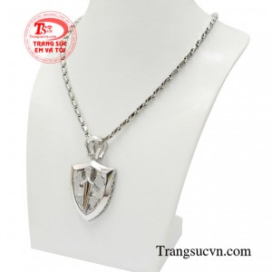Bộ mặt dây này không chỉ hợp thời trang mà còn có thể kết hợp với nhiều kiểu trang phục khác nhau.