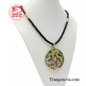 Sự kết hợp khéo léo giữa vàng 14k cùng với ngọc cẩm thạch và lối chế tác tinh xảo đã giúp cho sản phẩm thêm phần ấn tượng, toát lên được thần thái, uy quyền cho người đeo.