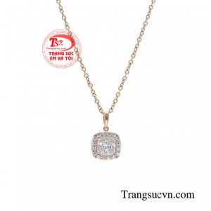 Chỉ cần đeo bộ dây chuyền này theo người bạn sẽ là trung tâm của mọi bữa tiệc. 