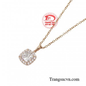 Bộ dây chuyền vàng hồng ngọt ngào gợi lên hình ảnh một cô gái hiện đại nhưng không kém phần thu hút.