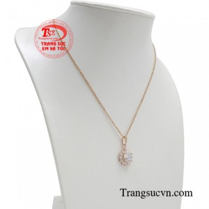 Bộ mặt dây vàng hồng thanh nhã giúp bạn mãi xinh đẹp với thời gian. 