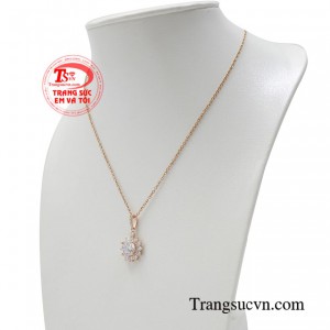 Một bộ trang phục đẹp không thể thiếu một món trang sức xứng tầm và một cô gái đẹp cũng chẳng còn thu hút nếu thiếu đi món trang sức lấp lánh. 