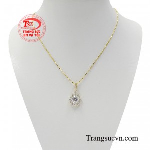 Bộ mặt dây vàng thanh nhã với thiết kế bắt mắt giúp bạn nổi bật giữa đám đông.