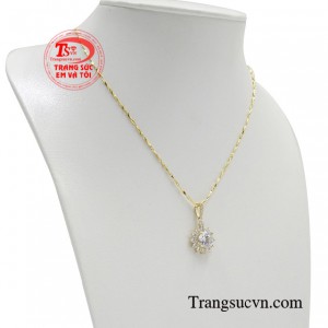 Bộ dây chuyền được kết hợp cùng mặt dây vàng thanh nhã và dây chuyền vàng cao cấp đem đến sự sang trọng, cao quý cho người sử dụng. 