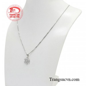 Bộ mặt dây này sẽ giúp người đeo nổi bật được nét duyên dáng, trang nhã và thu hút trước đám đông.