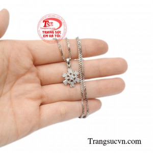 Bộ mặt nữ vàng trắng thanh lịch tinh tế.