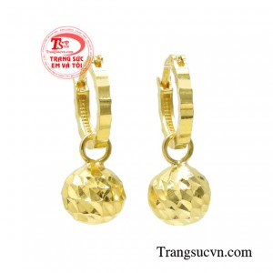 Bông tai nữ vàng đáng yêu mang hình ảnh một cô gái dễ thương và vô cùng duyên dáng.