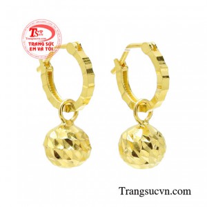 Khi các cô gái đeo hoa tai luôn có một sức hút đặc biệt đến với người đối diện.