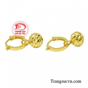 Bởi đeo hoa tai không chỉ mang đến nét xinh xắn mà còn thể hiện cá tính, nổi bật những dấu ấn riêng của bản thân.