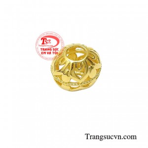 Sản phẩm có thể kết hợp với nhiều kiểu trang phục khác nhau hợp thời trang.