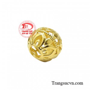Chiếc mặt charm này sẽ giúp người đeo thêm phần thu hút và thường được gắn làm mặt dây chuyền vàng hay charm lắc tay tạo điểm nhấn cho người dùng.
