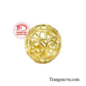 Charm vàng trái tim xinh xắn được chế tác nhỏ xinh chạm khắc tỉ mỉ.