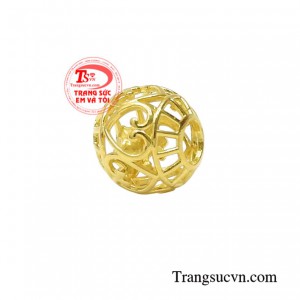 Với chất liệu vàng tây 10k mang đến chiếc mặt dây bền đẹp, sáng bóng phù hợp với mọi lứa tuổi.