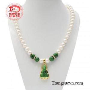 Chuỗi ngọc trai phật bà bình an là sự kết hợp giữa vàng 14k, ngọc trai và mặt phật bà ngọc cẩm thạch thiên nhiên