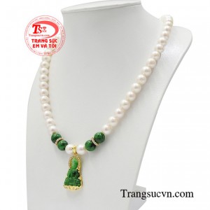 Phật bà quan âm còn là vị phật biểu tượng cho lòng từ bi bác ái, hướng thiện, hướng phật, hoa giải tai ách, mang lại bình an, may mắn và tài lộc cho người đeo