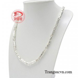 Chiếc dây chuyền với thiết kế độc đáo giúp phái mạnh thêm phần cá tính và nổi bật