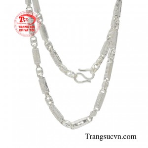 Dây chuyền bạc nam cũng là món quà tuyệt vời cho người bạn yêu thương vào các dịp ý nghĩa