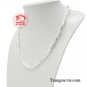 Với chiếc dây chuyền bạc này người đeo có thể dễ dàng kết hợp với nhiều kiểu trang phục, phù hợp với nhiều phong cách thời trang