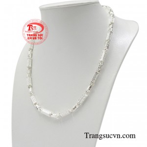 Dây chuyền bạc luôn là sản phẩm trang sức được ưa chuộng, dễ dàng kết hợp với nhiều kiểu trang phục và phong cách
