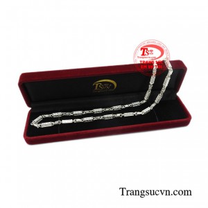 Dây chuyền bạc là món quà tặng tuyệt vời cho người bạn yêu thương