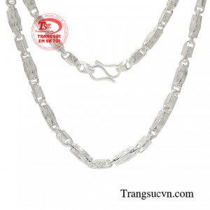 Với thiết kế thời trang trẻ trung dễ dàng kết hợp với nhiều kiểu trang phục