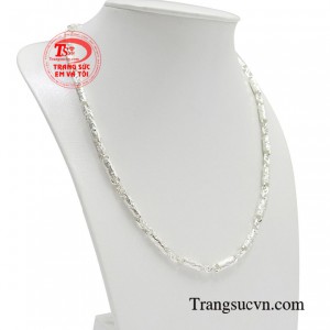 Dây chuyền bạc luôn được con người ưa chuộng từ xưa đến nay, vừa có tác dụng cản gió vừa là món trang sức hợp thời trang