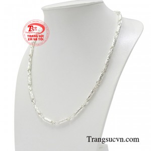 Sản phẩm dễ dàng kết hợp với nhiều trang phục và phong cách giúp người đeo thêm nổi bật, sang trọng và cá tính