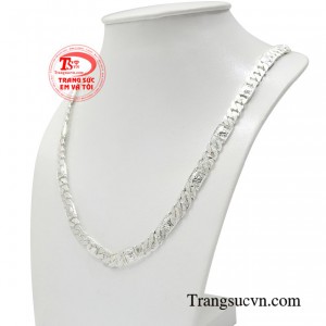 Và chiếc dây chuyền bạc là phụ kiện không thể thiếu giúp cho các quý ông thể hiện phong cách bản thân