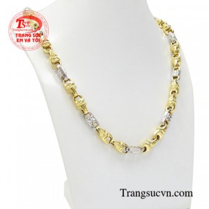 Chiếc dây chuyền này sẽ thật hoàn hảo khi được diện cùng một chiếc áo sơ mi kiểu cách, năng động.