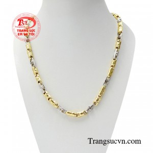 Dây chuyền nam phong cách lịch lãm trông thật hoàn hảo khi được diện trên một người đàn ông thành đạt.