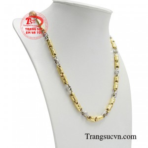 Nếu được kết hợp cùng một chiếc áo somi cùng bộ vest khoác ngoài thì đảm bảo trông bạn sẽ cực kỳ thu hút trong mắt các cô gái.