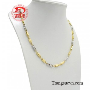 Một chiếc dây chuyền vàng sẽ giúp các chàng trai trở nên cá tính và hấp dẫn hơn trong mắt người khác giới.